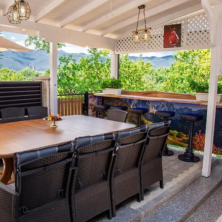 ヴィラ фамилия бешкови